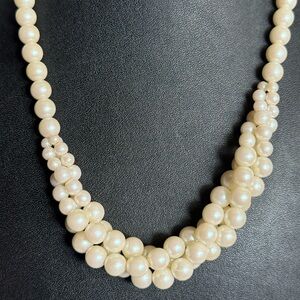 Luxurious Cream Vintage Faux Twisted Pearl Necklace